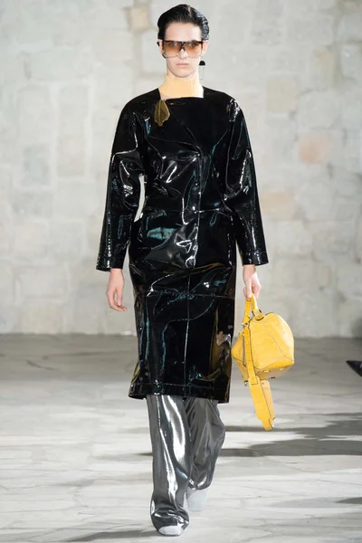 Look 16
